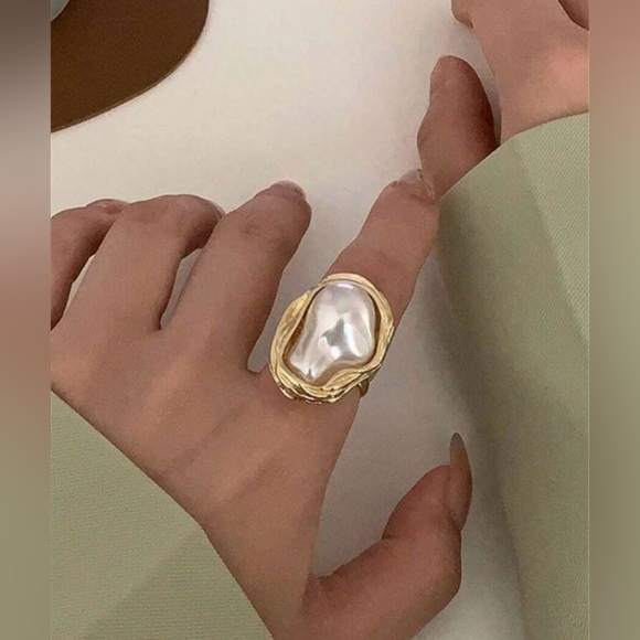 Vintage style Baroque pearl gold ring asymmetrical size 7 - Picture 1 of 4